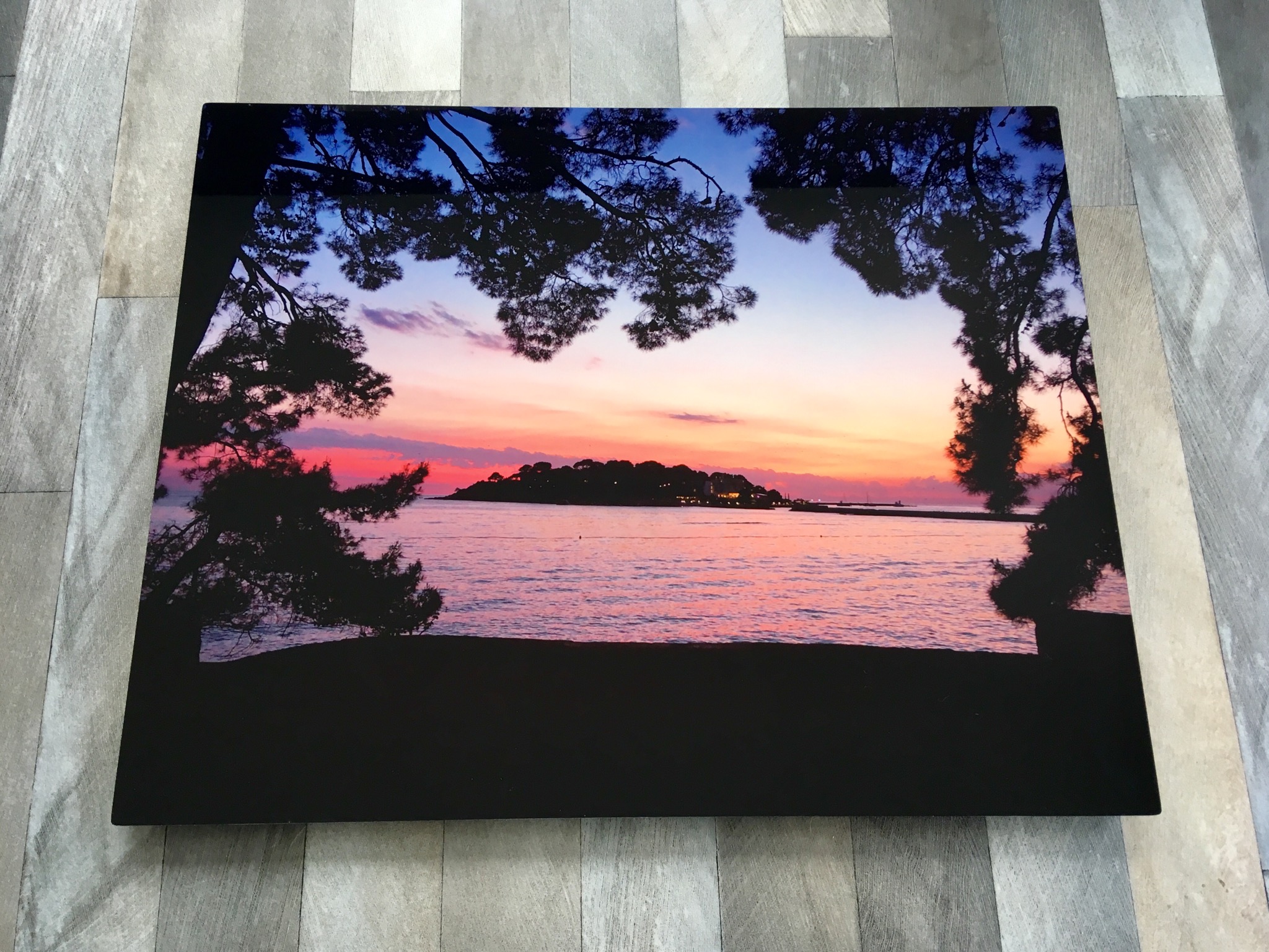 HelloCanvas HD Metal review the front of the photo showing a pink sunset with a black island and palm trees