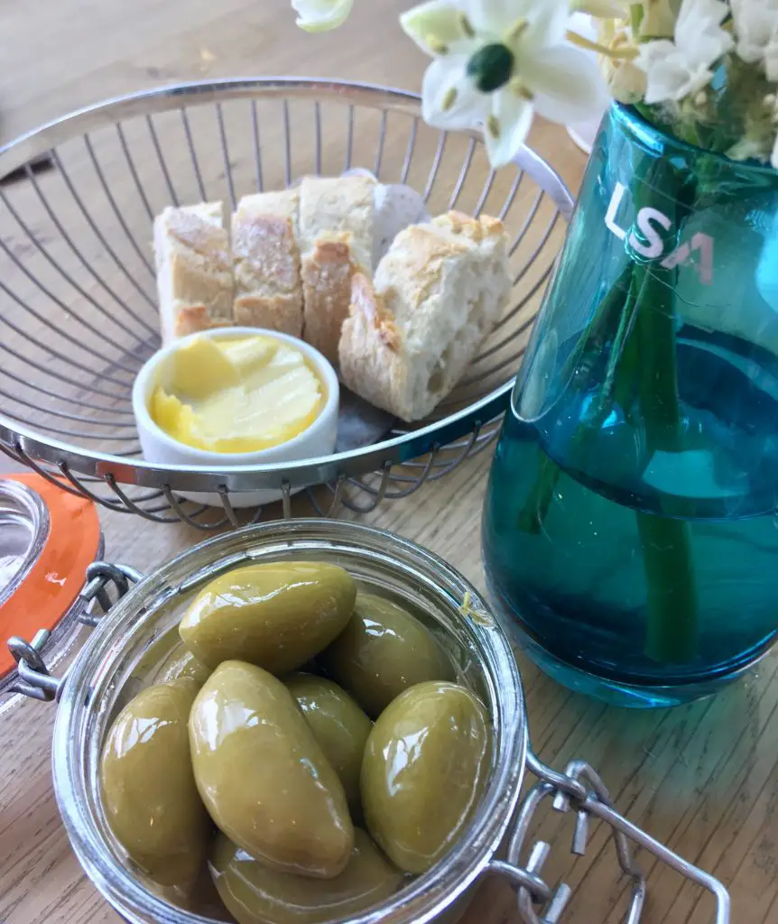 Wheelers of St. James, Liverpool review Green olives in a glass bowl, bread and butter in a silver basket 