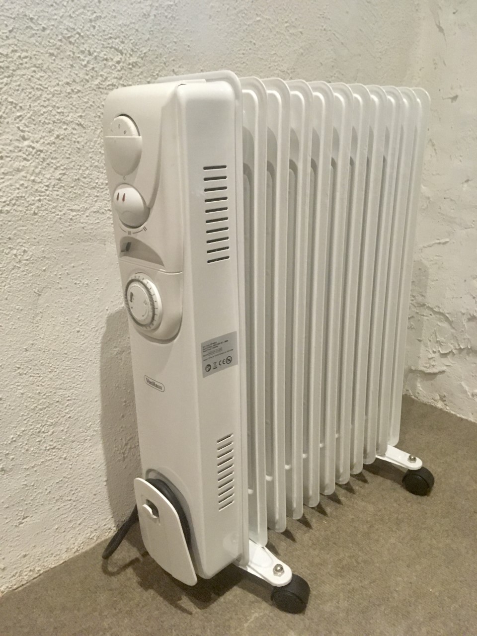 white VonHaus 2500w 11 fin radiator