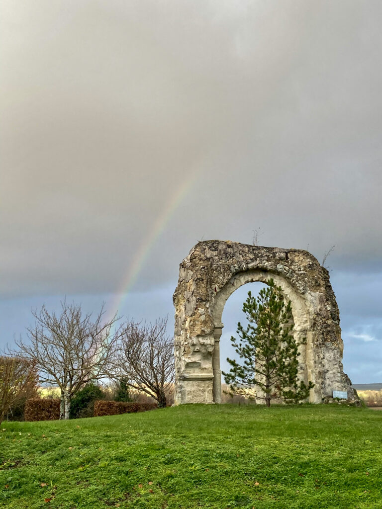 A rainbow above the arch in la Chappelle-Gresignac 