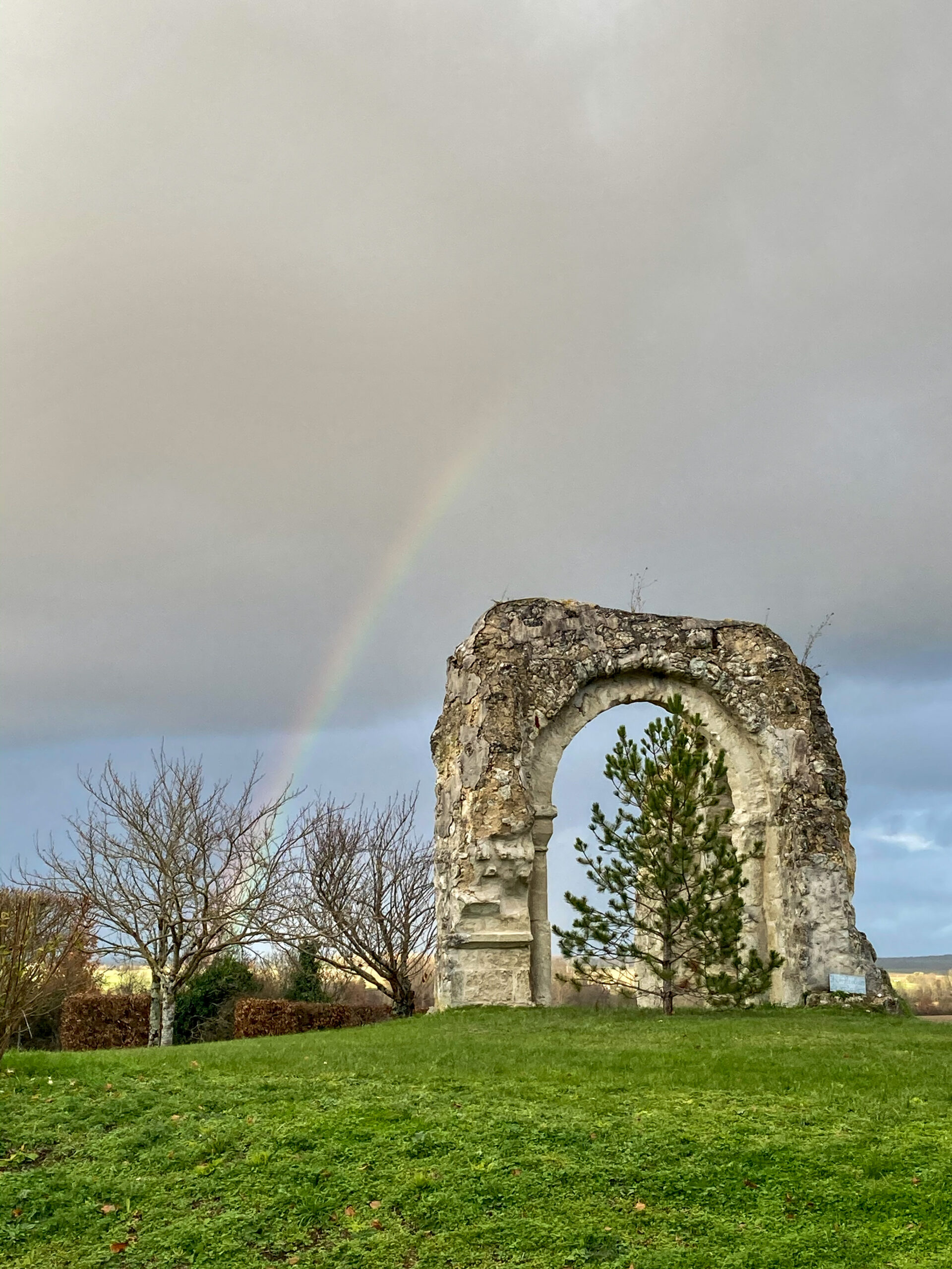 A rainbow above the arch in la Chappelle-Gresignac