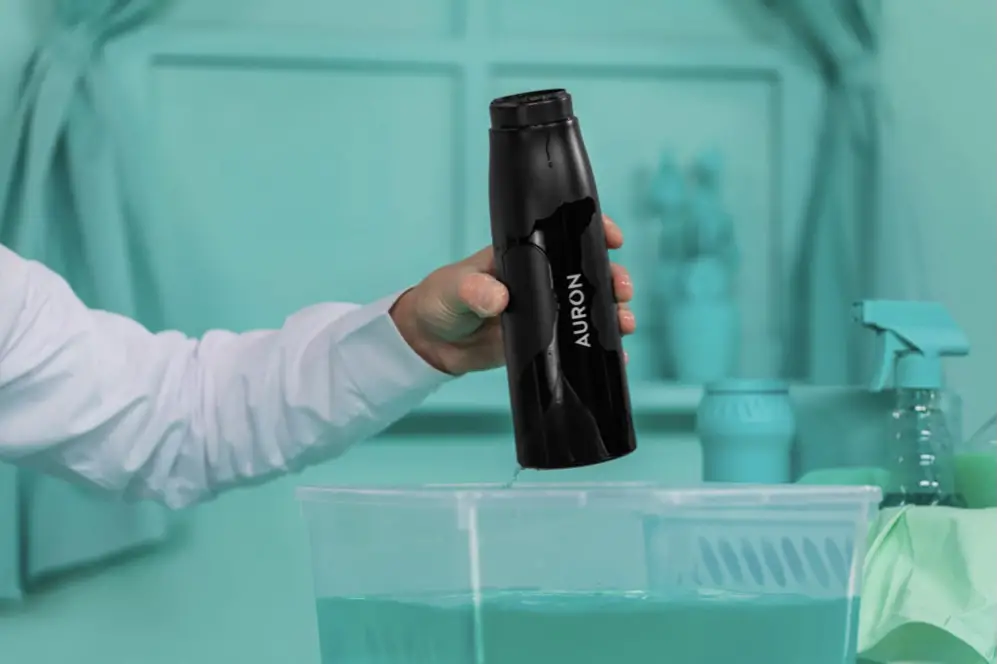 Auron: Self-cleaning water purifying UV-C smart bottle